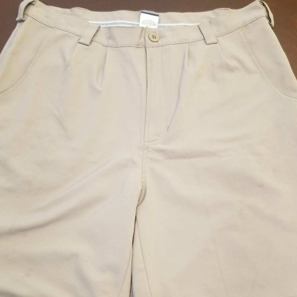 Under Armour size 36 golf shorts